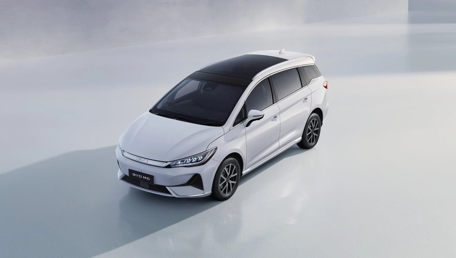 BYD M6 Exterior View 1