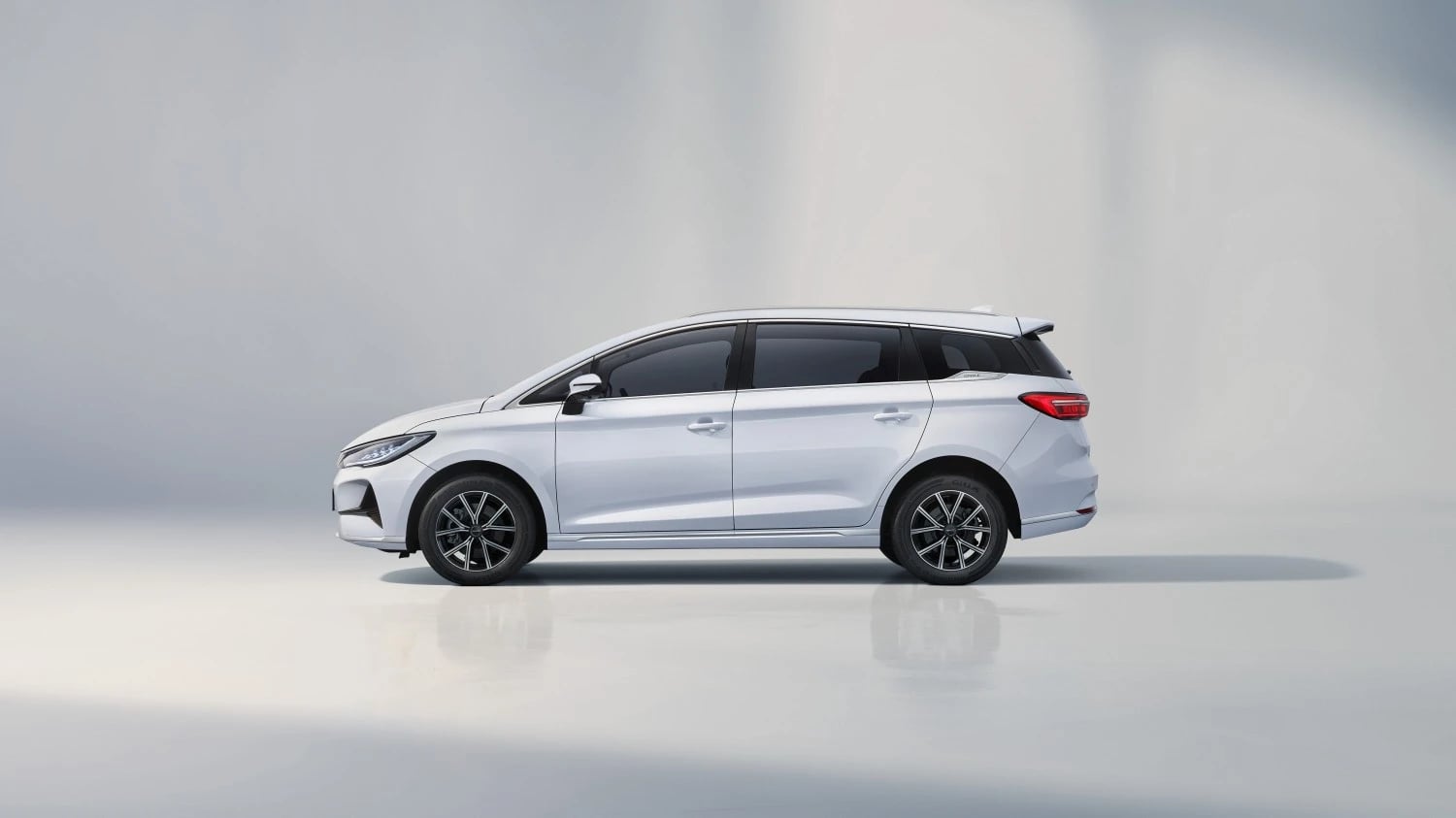 BYD M6 Exterior View 5